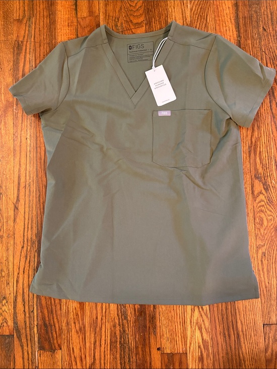 Figs Tops - 🎉NWT Catarina One Pocket Figs Women's V-Neck Top in Moss Green!